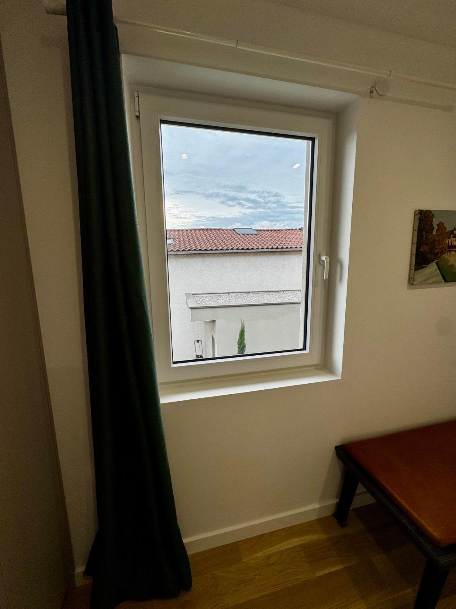 Chambre Privee Climatisee Avec Salle De Bains Partagee-Le Sapin Genay (Rhone) Exterior foto
